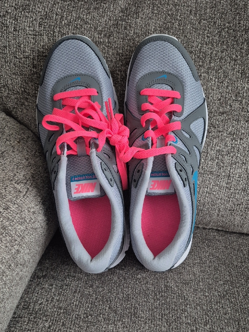 Womens. nike Revolution2 Size9.5 Sneakers/ Running Shoes.